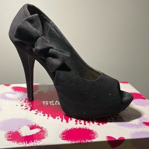 New black heels with bow